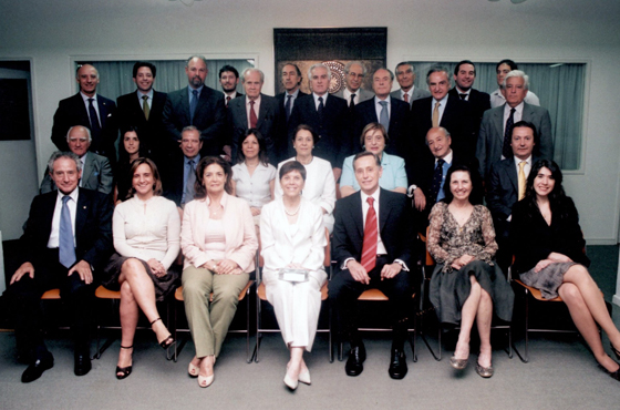 Fotografía: de izquierda a derecha, de pie: Julio A. Hang, Augusto Paz, Ricardo Lagorio, Eduardo Diez, Eduardo A. Roca, Fernando Petrella, Ángel E. Molinari, Mario Mariscotti, Eduardo Airaldi, Oscar Fernández, Arnoldo Listre, Federico Merke, Jonatan Politi y Jorge H. Lavopa. Sentados: Tomás de Anchorena, Verónica Bueno, Julio Berlinski, Ana María Ramírez, Marina Saglietti, Gladys Sabia de Barberis, Eduardo Iglesias y José María Lladós. Jorge Hugo Herrera Vegas, Teresa A. L. de Bulgheroni, Gloria Báez, Susana P. de Rodríguez Giavarini, Adalberto Rodríguez Giavarini, Eve Rimoldi de Ladmann y Sonia Aponte Tinao