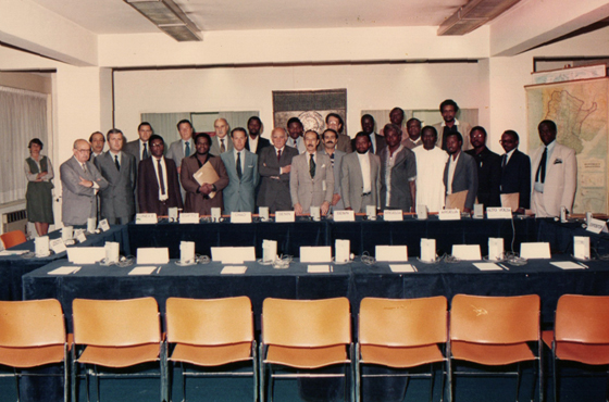 Acto inaugural del Seminario Cooperación Argentino-Africana, el 31 de octubre de 1983. Dr. Juan Llamazares, Emb. Paulino Musacchio, Dr. Félix Peña, Ing. Ramón González Chavez, Dr. Carlos A. Cortina, Min. Juan Ledesma, Dr. Julio C. Olivieri, Emb. Tomás de Anchorena, Dr. Jorge A. Aja Espil y participantes de diversos países de Africa