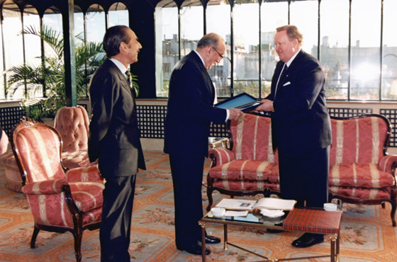 Dr. Jorge A. Aja Espil, Emb. Carlos Manuel Muñiz y D. Martii Ahtisaari