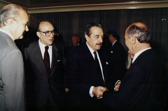 9 de mayo de 1991. Disertación del ex Presidente de la Nación Dr. Raúl R. Alfonsín, sobre el tema El nuevo orden internacional