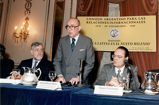 John E. Rielly (Presidente del Chicago Council on Foreign Relations), Timothy Garden (Presidente del Royal Institute of International Affairs de Londres), Luiz Felipe Lampreia (Canciller de la República Federativa del Brasil), Carlos Manuel Muñiz (Presidente del CARI), Guido Di Tella (Canciller de la República Argentina), Martha Twitchell Muse (Presidenta de The Tinker Foundation, Nueva York), Everett Ellis Briggs (Presidente de Americas Society, Nueva York), Antônio Salazar P. Brandão (Director de la Fundación Getulio Vargas de Brasil)