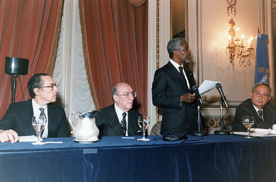 Emb. Fernando Petrella (Representante de la República Argentina ante la ONU), Emb. Carlos Manuel Muñiz, D. Kofi Annan y Emb. Andrés Cisneros (Vicecanciller de la Nación)
