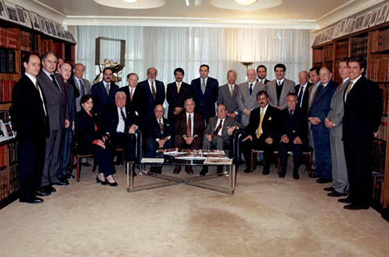 De izq. a der. Parados: Lic. Gerardo Adrogué, Emb. Nicolás García Pinto, Emb. Antonio Eduardo Seward, Min. José Mina, Emb. Mario Cámpora, Emb. de Marruecos D. Mohamed Mael-Ainin, Emb. Horacio Basabe, Emb. del Líbano D. Hicham Handan, Emb. de Kuwait D. Al Zamanan Salem Ghassabm, Emb. de Tunez D. Ghazi Jomaa, Emb. de Libia D. Mohamed M. Elhabeshi, Emb. de Palestina D. Suhail Hani Daher Akel, Emb. de Arabia Saudita D. Hatim Al Ghandi, Emb. de Siria D. Massoun Kassawat, Emb. Alberto Dumond, Dr. Felipe de la Balze, Emb. Raúl Medina Muñoz, Dr. Rodolfo Gil y Min. Marcelo Giusto. Sentados: Dra. Marina Saglietti, Emb. Omar Vaquir, Dr. Juan R. Aguirre Lanari, Emb. de Egipto D. Mohamed Daghash, Emb. Carlos Manuel Muñiz, Emb. de Jordania D. Ibrahim Dabbas y Emb. Jorge Hugo Herrera Vegas