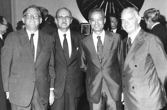 13 al 16 de octubre, Visión Histórica de las Relaciones entre los Estados Unidos de América y la Argentina. Prof. John Finan, Dr. Roberto Etchepareborda, Prof. Joseph Tulchin y Gral. Mariano J. de Nevares