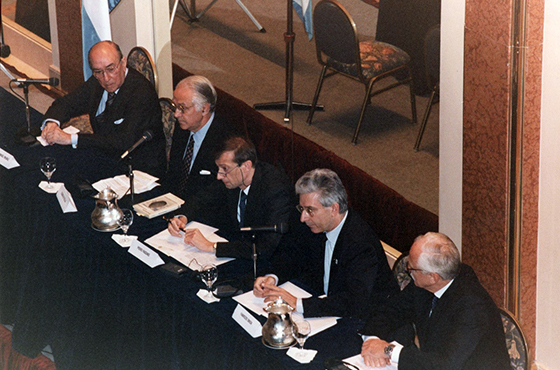 Emb. Carlos Manuel Muñiz, Min. Guido Di Tella, Min. Piero Fassino, D. Fabrizio Onida y Emb. Félix Juan Borgonovo