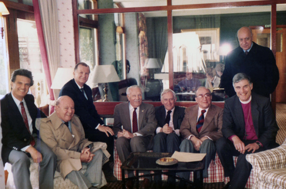 Dr. Juan Manuel Casella, Senador Julio A. Amoedo, Dr. Carlos Conrado Helbling, Senador Adolfo Gass, Sir James Eberle, Emb. Carlos Manuel Muñiz, Reverendo Patrick Burnet Harris y Senador Juan R. Aguirre Lanari