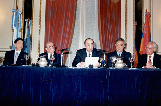 Emb. Juan Carlos Sánchez Arnau, Emb. Carlos Manuel Muñiz, D. Robert Kocharian, D. Vartán Oskanian y Dr. Jorge Reinaldo Vanossi