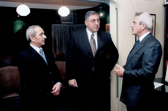 Embajador Vladimir Karmirshalyan, D. Arman Kirakossian y Emb. Vicente Espeche Gil
