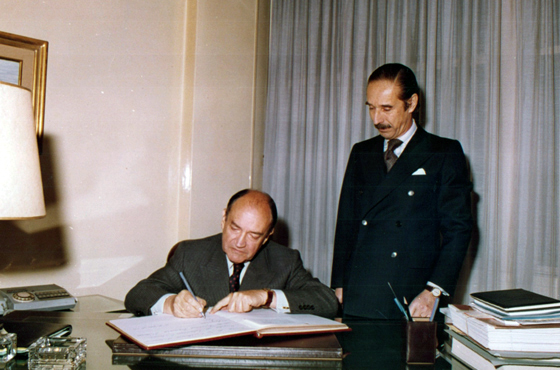 Ministro Claude Cheysson y Dr. Jorge A. Aja Espil