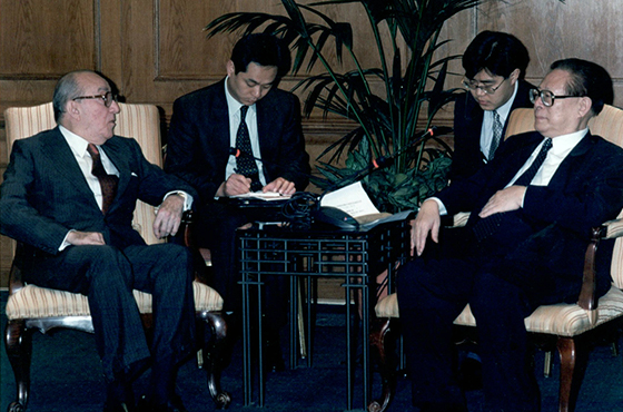 Emb. Carlos Manuel Muñiz, traductores y D. Jiang Zemin