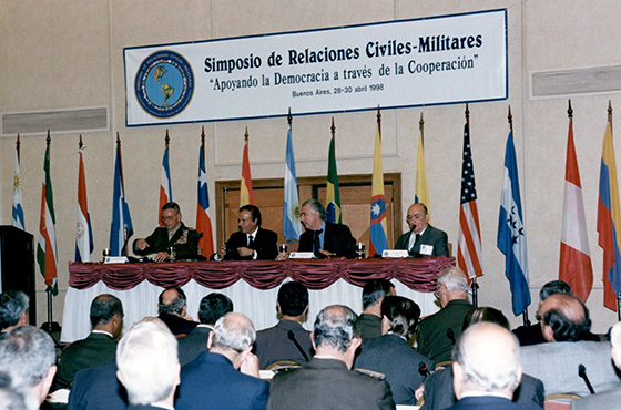 Gral. Charles E. Wilhelm, Dr. Carlos Saúl Menem (Presidente de la Nación), Lic. Jorge Domínguez (Ministro de Defensa), Emb. Carlos Manuel Muñiz