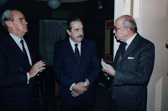 16 de junio de 1993, Presentación del libro Bill Clinton, las claves de su gobierno. Dr. Eduardo A. Roca, Dr. Raúl R. Alfonsín y Dr. Oscar Puiggrós