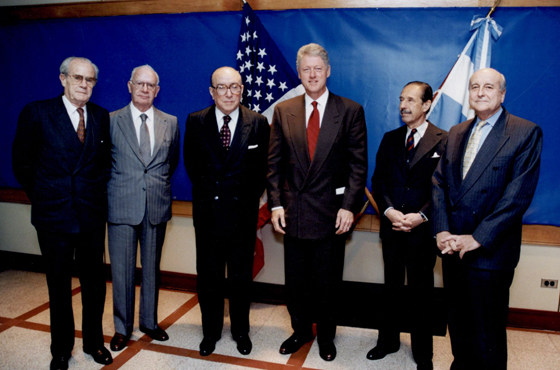 Dr. Eduardo A. Roca, Gral. Mariano J. de Nevares, Emb. Carlos Manuel Muñiz, D. Bill Clinton, Dr. Jorge A. Aja Espil y Dr. Antonio Estrany y Gendre