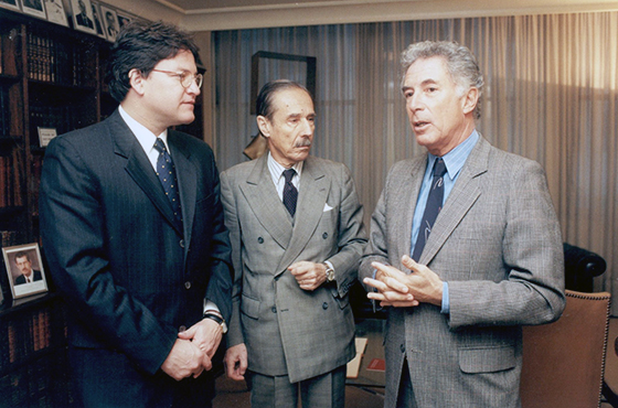 Vicepresidente Gustavo Bell Lemus, Dr. Jorge A. Aja Espil y Emb. Hernán Massini Ezcurra