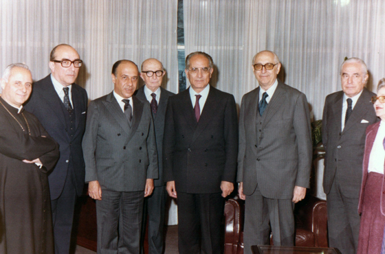 S. E. R. Mons. Ubaldo Calabresi -Nuncio Apostólico-, Emb. Carlos Manuel Muñiz, Dr. Guillermo Del Cioppo -Intendente de Buenos Aires-, Tte. Gral. Benjamín Rattenbach, Ministro Emilio Colombo, Dr. Arturo Frondizi, Dr. José A. Allende y Sra. Elena Fagionatto de Frondizi