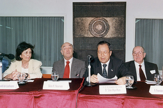 Dra. Eve Rimoldi de Ladmann, Emb. Silvio Héctor Neuman, Emb. Shin Hyo Hun y D. Fernando Fernández Escalante