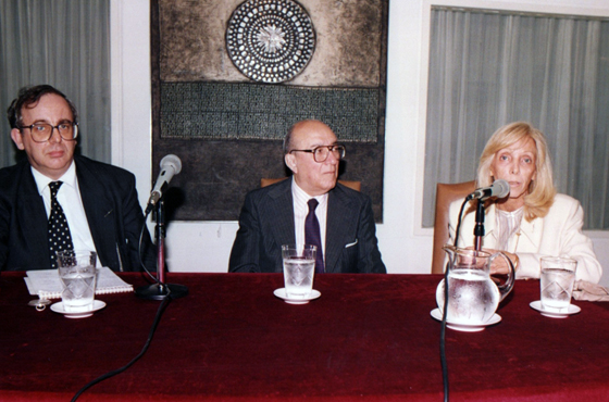 Prof. Malcolm Deas, Emb. Carlos Manuel Muñiz y Dra. Francis Korn