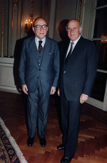 28 de agosto de 1993, Visita del Presidente de Sudáfrica, Frederik Willem de Klerk. Emb. Carlos Manuel Muñiz y D. Frederik Willem de Klerk
