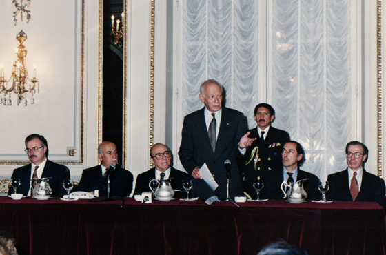 José Luis Fernández Valoni -Embajador argentino en Ecuador-, Emb. Carlos Manuel Muñiz, D. Sixto Durán Ballén, Vicecanciller Fernando Petrella y Julio Correa Paredes -Embajador de Ecuador-