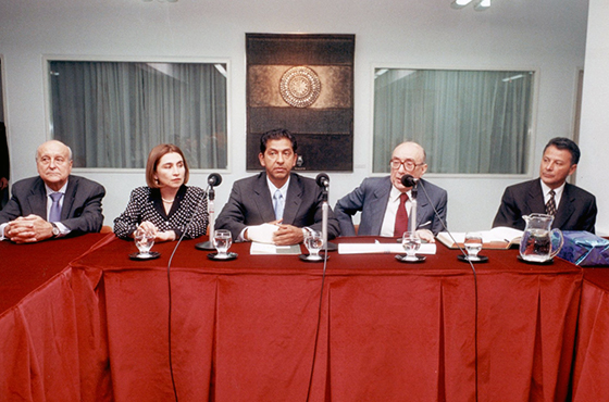Dr. Antonio Estrany y Gendre, Emb. María del Carmen González Cabal, D. Lucio Gutiérrez Borbua, Emb. Carlos Manuel Muñiz y Emb. Patricio Zuquilanda