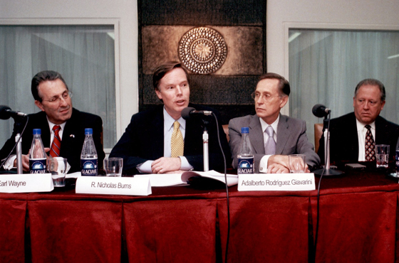 Embajador Earl Anthony Wayne, Emb. Nicholas Burns, Dr. Adalberto Rodríguez Giavarini y Dr. Thomas A. Shannon