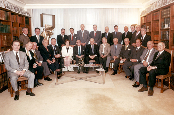 Fotografía: (de izquierda a derecha) Parados: Jorge Hugo Herrera Vegas, Miguel Ruiz Cabañas, Carlos Heredia, Felipe A. M. de la Balze, Roberto T. Alemann, Richard W. Murphy, Carlos Mariani Bittencourt, Tomás Amorim, José A. Viera-Gallo Quesney, Federico Merke, Antonio Estrany y Gendre y Hugo Saguier Caballero. Sentados: José María Lladós, Carlos Conrado Helgling, Roberto E. Guyer, Gabriel Valdés, Luiz Felipe Lampreia, Carla Hills, Carlos Manuel Muñiz, Leslie Gelb, Barbara J. McDougall, Andrés Rozental, Roberto Teixeira da Costa, Sergio Abreu, Carlos Martínez Sotomayor y Alberto Rodríguez Galán