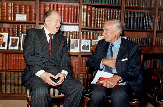 Dr. Carlos C. Helbling y Sir Martin Jacomb