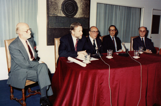 Min. Gareth Evans, Carlos Manuel Muñiz, Fernando Petrella y Juan Carlos Beltramino