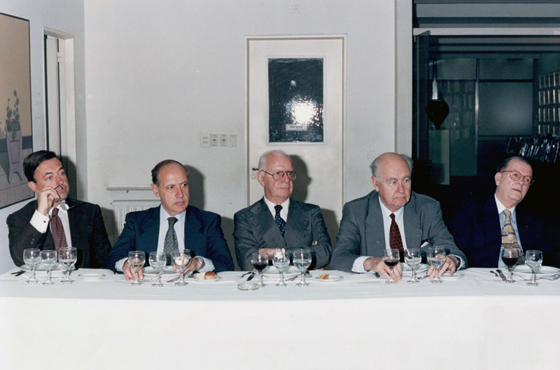 Visita del Ministro de Economía y Obras y Servicios Públicos, Roque Fernández. Dr. Felipe A. M. de la Balze, Dr. Roberto Lavagna, Gral. Mariano de Nevares, Dr. Roberto T. Alemann y Dr. Carlos C. Helbling