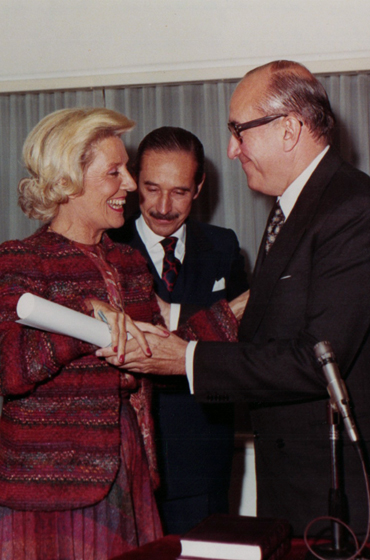 Presentación del libro Malvinas, Georgias y Sandwich del Sur. Diplomacia Argentina en Naciones Unidas, 1945-1981 y entrega del diploma de Miembro Benefactor del CARI a la Sra. Amalia Lacroze de Fortabat. Sra. de Fortabat, Dr. Jorge A. Aja Espil y Emb. Carlos Manuel Muñiz