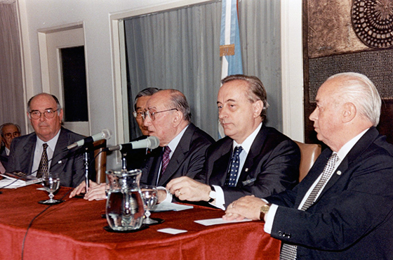 Guillermo E. Alchouron, Emb. Kiyohiko Arafune, Emb. Carlos Manuel Muñiz, Emb. José R. Sanchís Muñoz y Prof. Osvaldo Svanascini