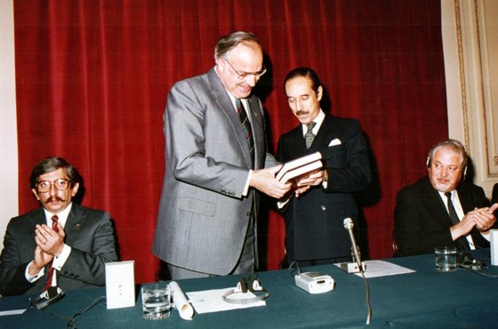 Lic. Dante Mario Caputo -Ministro de Relaciones Exteriores y Culto-, Dr. Helmut Köhl, Dr. Jorge A. Aja Espil y Dr. Volkmar Köhler