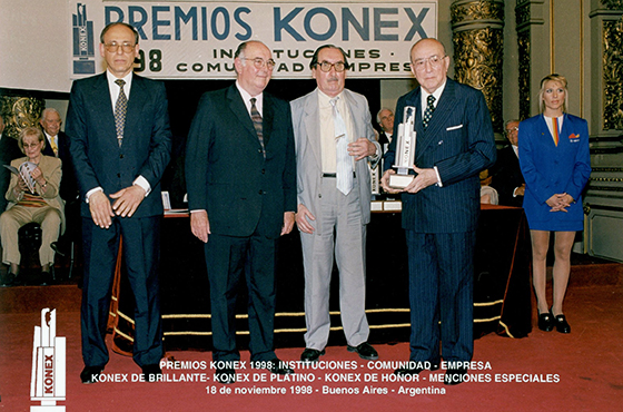 Luis Ovsejevich (Presidente Fundación Konex), Guillermo E. Alchouron (Presidente Gran Jurado), Gregorio Klimovsky (Vicepresidente Fundación Konex), Carlos Manuel Muñiz