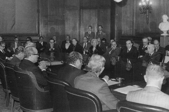 De frente, de izquierda a derecha: Mtro. Consejero. Víctor E. Beaugé, Dra. Margarita Argúas, Da. Amalia Lacroze de Fortabat, Dr. Eduardo Conesa, Dr. Julio Olivera y Dr. Jorge Wehbe. De espaldas, de izquierda a derecha: Conde Otto Lambsdorff, Dr. José A. Martínez de Hoz, Emb. Joachim Jaenicke, Emb. Nicanor Costa Méndez, Emb. Pedro E. Real, Cnel. Raúl Prémoli, Dr. Ricardo Yofre