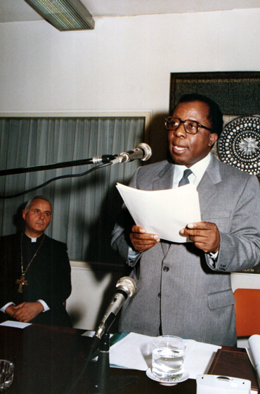 S. E. R. Mons. Ubaldo Calabresi -Nuncio apostólico- y Paul John Lusaka