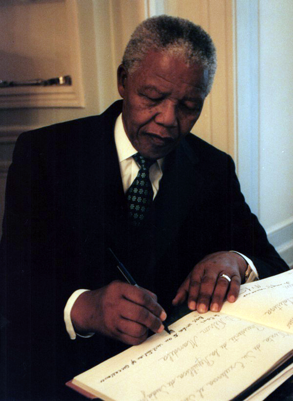 Su Excelencia el señor Presidente de la República de Sudáfrica D. Nelson Mandela