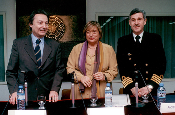 Dr. José María Lladós, Dra. Gladys Sabia de Barberis y Director de la Escuela de Guerra Naval Capitán Andrés Di Vincenzo