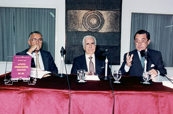Dr. Rosendo M. Fraga, Emb. Carlos Ortiz de Rozas y Dr. Felipe A. M. de la Balze