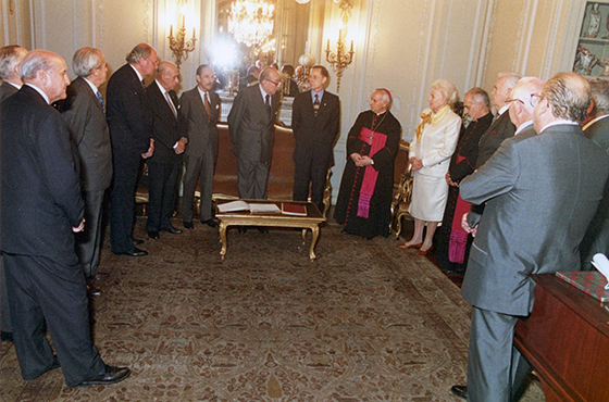 Dr. Antonio Estrany y Gendre, Dr. Alberto Rodríguez Galán, Dr. Eduardo A. Roca, Dr. José María Dagnino Pastore, Dr. Juan R. Aguirre Lanari, Dr. Jorge A. Aja Espil, Emb. Carlos Manuel Muñiz, Ministro de Relaciones Exteriores Dr. Adalberto Rodríguez Giavarini, Monseñor Ubaldo Calabresi, Sra. Jeannette Arata de Erize, Monseñor Eugenio Guasta, Emb. Carlos Ortiz de Rozas, Gral. Mariano de Nevares y Sr. Jorge Luis Podestá