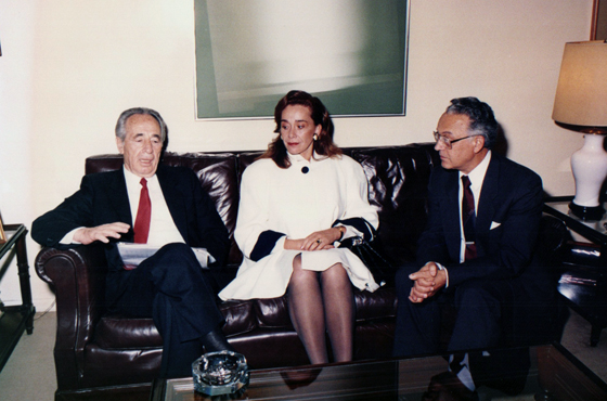 Shimon Peres, Dip. María Cristina Guzmán e Itzhak Shefi -Embajador de Israel-
