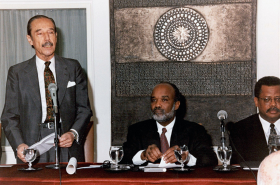 Dr. Jorge A. Aja Espil, D. René Préval y D. Fritz Longchamps -Canciller de Haití-