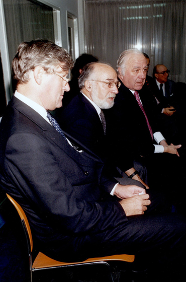 Embajador del Reino Unido en la Argentina D. William Marsden, The Hon. Saul Froomkin y Dr. Hugo Anzorreguy