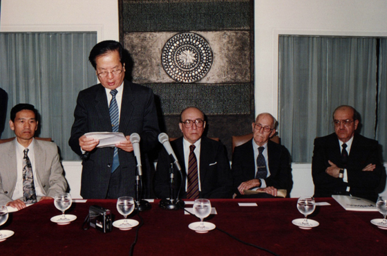 Ministro Qian Qichen, Emb. Carlos Manuel Muñiz, Emb. Luis María de Pablo Pardo y Emb. Carlos Lucas Blanco