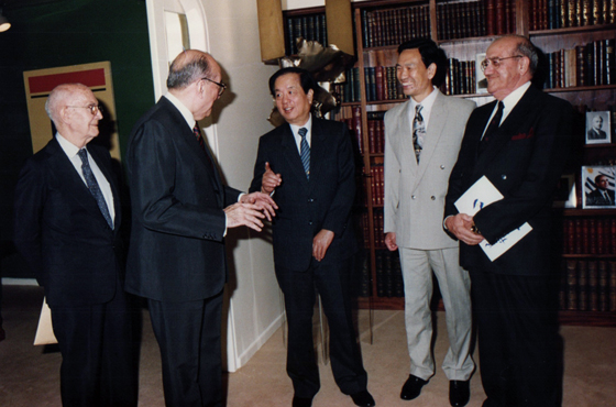 Emb. Luis María de Pablo Pardo, Emb. Carlos Manuel Muñiz, Ministro Qian Qichen y Emb. Carlos Lucas Blanco