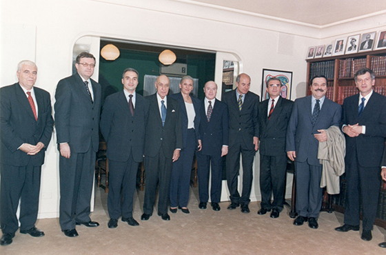 Emb. de Eslovenia D. Bojan Grobovsek, Emb. de Bosnia y Herzegovina D. Dusko Ladan, D. Goram Svilanovic, Dr. Juan R. Aguirre Lanari, E. N. Da. Vidovic Gordana, Min. José Mina, Dusan Crnogorcevic, Emb. de Albania D. Edmond Trako, Emb. de Turquía D. Sukru Tufan y Slavko Kruljevic
