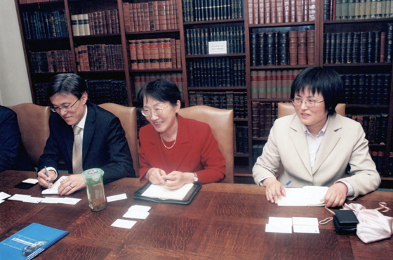 Prof. Chen Dongxiap, Yu Xintian (Presidente) y Prof. Wu Chunsi