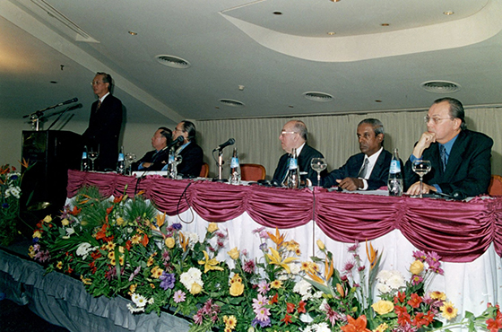 Primer Ministro D. Goh Chok Tong, Embajador de Singapur en la Argentina Charlie Phna Kok Peng, Emb. Eduardo Airaldi, Emb. Carlos Manuel Muñiz, Ministro de Relaciones Exteriores de Singapur D. Tan Kengn Jin y Embajador argentino en Singapur Antonio Seward