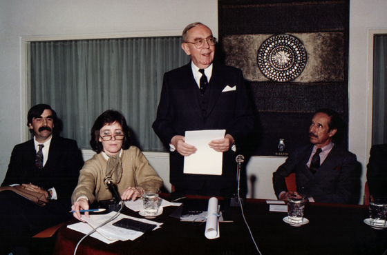 Catalina Dolan -intérprete-, Ministro Krzysztof Skübiszewski y Dr. Jorge A. Aja Espil