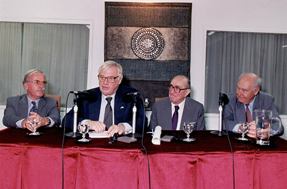 Emb. Vittorio Allocco, D. Christopher Patten, Emb. Carlos Manuel Muñiz y Dr. Roberto T. Alemann