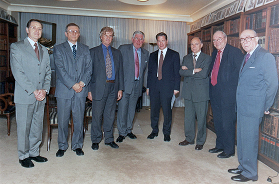 Dr. Adalberto Rodríguez Giavarini, Emb. de Rusia D. Eugeny Astakhov, Emb. Sir Robin Christopher, D. Martin O'Neil, D. Michael Portillo, Dr. Fernando Maurette, D. Derek Wyatt y Emb. Carlos Manuel Muñiz